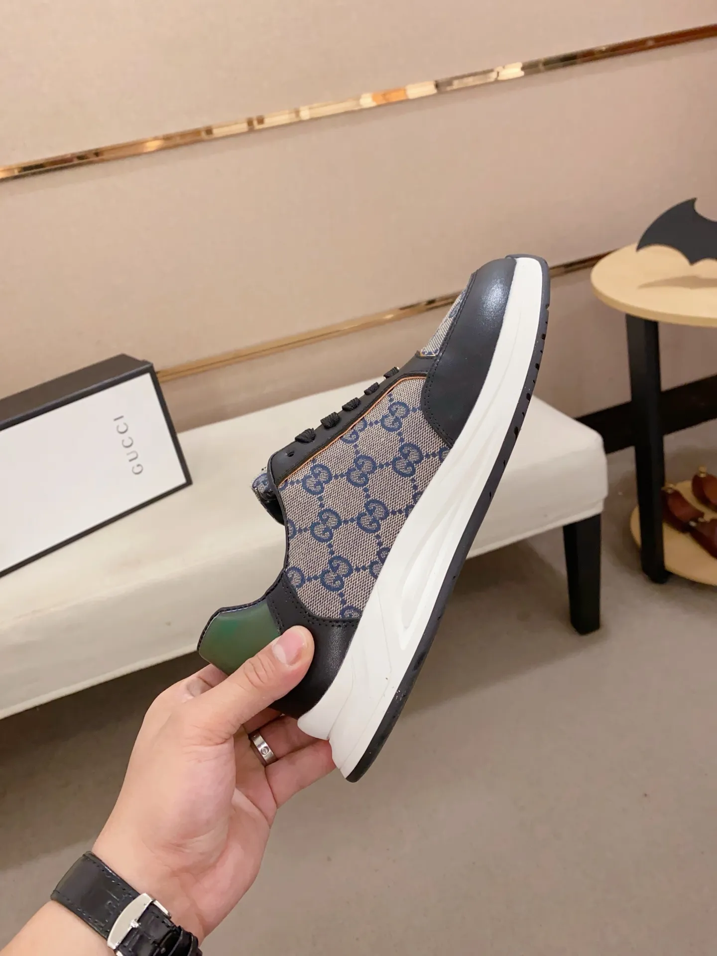 Men's shoes💰 420💰The new GUCCI (Gucci) counters are launched simultaneously. The new men's shoes, 😘fabrics are selected from imported cowhide, and the lining is sheepskin lining. 👍🏿 High-end ☄️ air-cushion molded anti-slip rubber outsole, exquisite lines, simple and elegant, comfortable and high-end for leisure travel. Code number: 38 to 44 (45 can be customized and cannot be returned or exchanged)